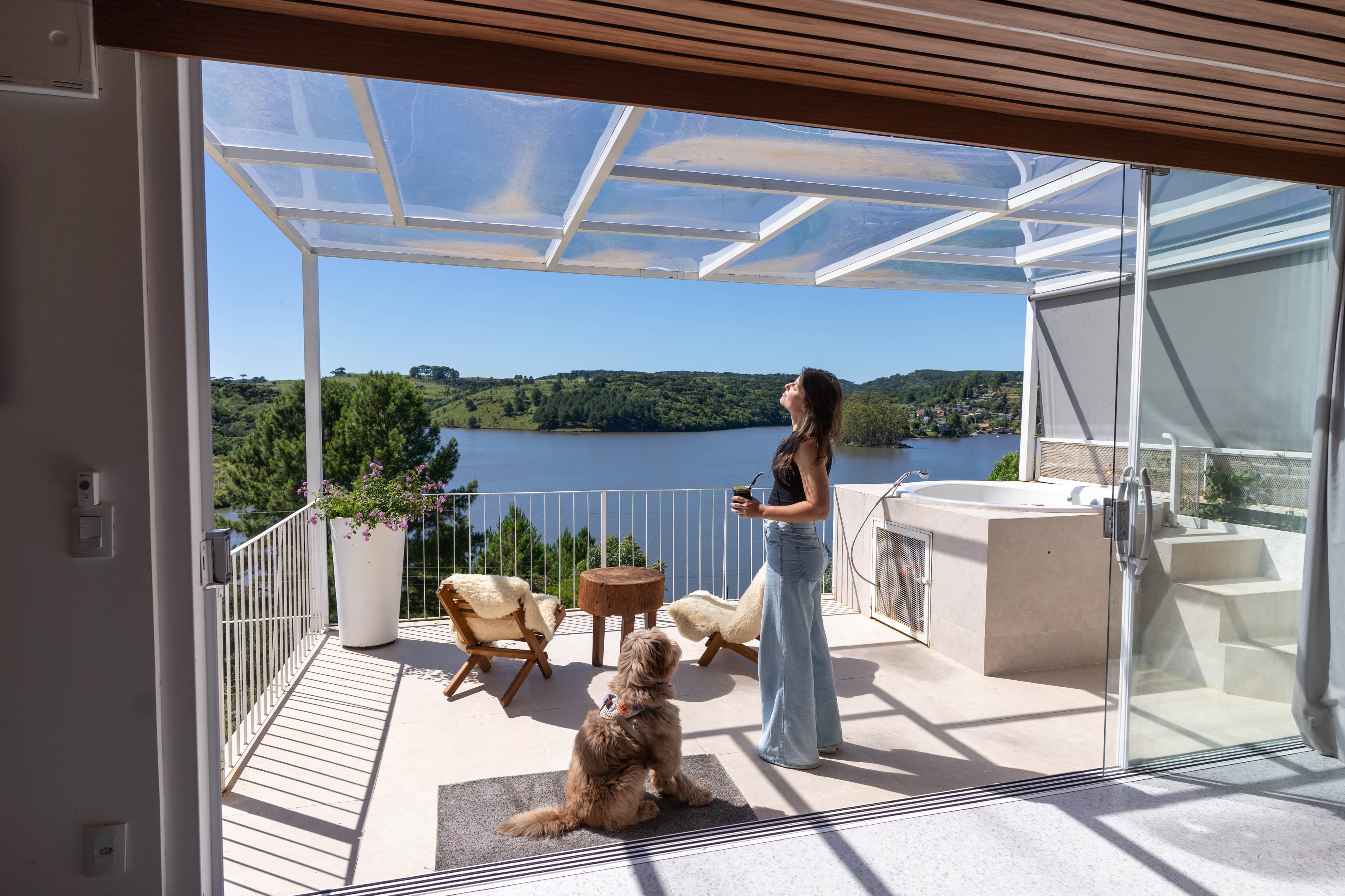 Studio A com varanda, lago e vista para a Serra Gaúcha